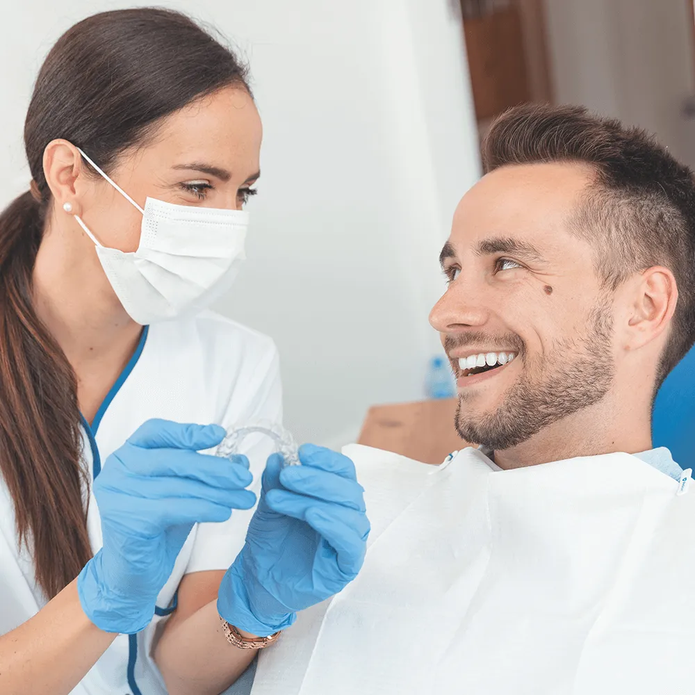 Dentist showing invisalign to a paciente.